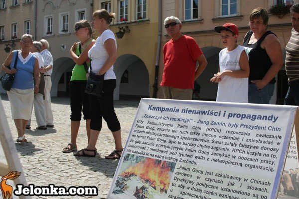 gos-protestu-przeciwko-przemocy-w-chinach-na-placu-ratuszowym-35362