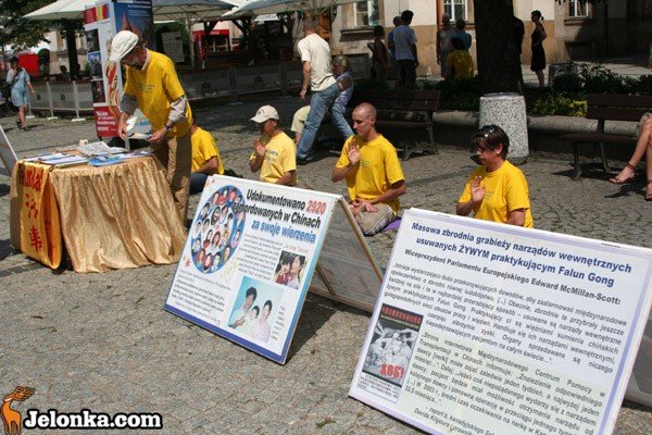gos-protestu-przeciwko-przemocy-w-chinach-na-placu-ratuszowym-35362