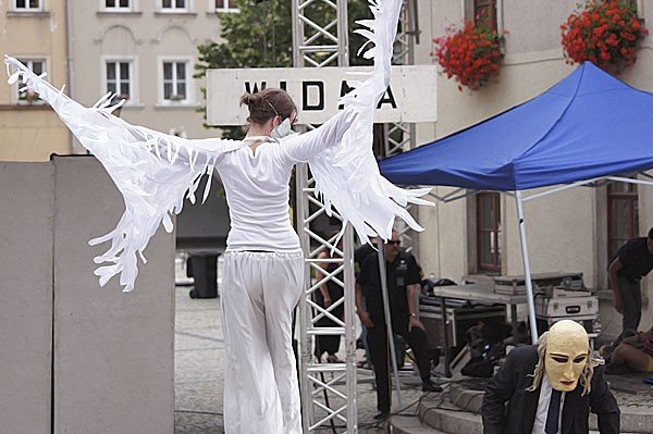 port-magiczny-i-zapomniani-podrozni-trwa-teatralne-wedrowanie-35374
