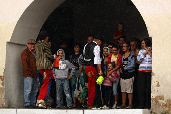 teatry-wedrujace-czarowanie-przedmiotami-ulewa-przerwane-35403