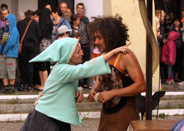 teatry-wedrujace-czarowanie-przedmiotami-ulewa-przerwane-35403