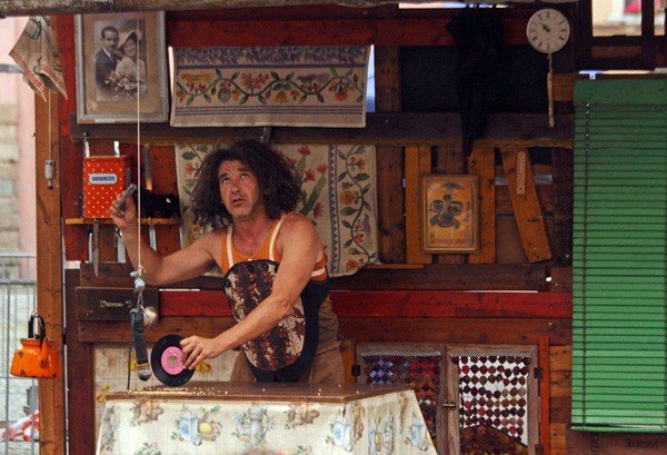 teatry-wedrujace-czarowanie-przedmiotami-ulewa-przerwane-35403