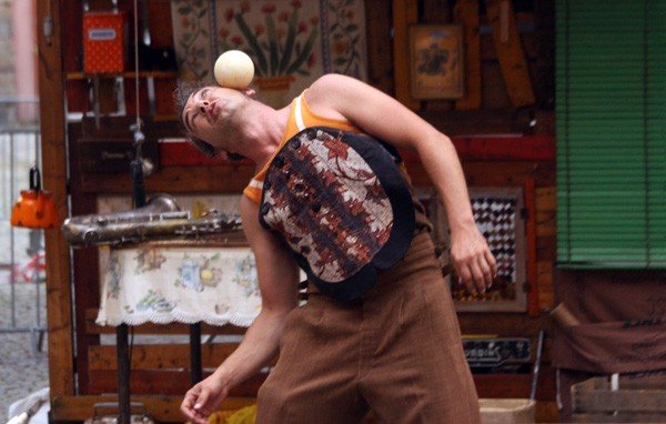 teatry-wedrujace-czarowanie-przedmiotami-ulewa-przerwane-35403