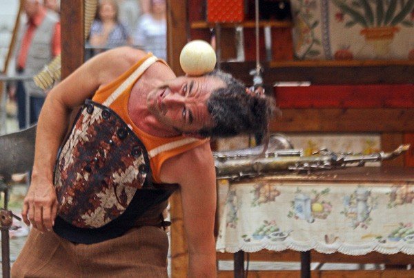 teatry-wedrujace-czarowanie-przedmiotami-ulewa-przerwane-35403