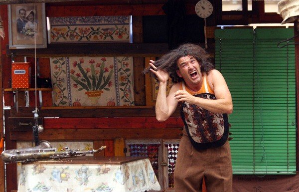 teatry-wedrujace-czarowanie-przedmiotami-ulewa-przerwane-35403