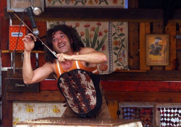teatry-wedrujace-czarowanie-przedmiotami-ulewa-przerwane-35403