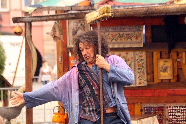 teatry-wedrujace-czarowanie-przedmiotami-ulewa-przerwane-35403