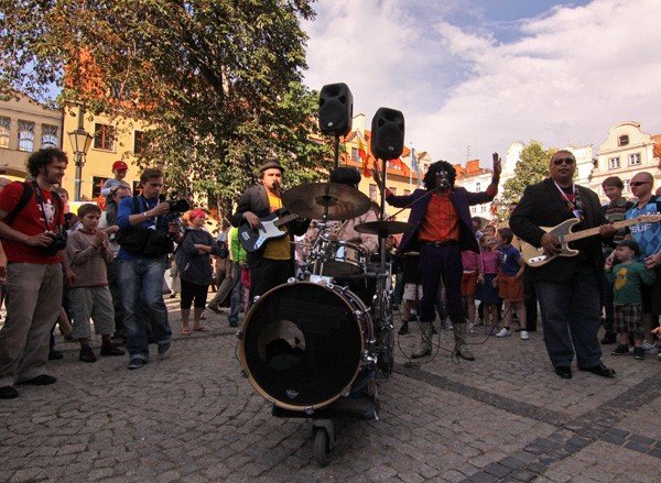 teatry-wedrujace-czarowanie-przedmiotami-ulewa-przerwane-35403