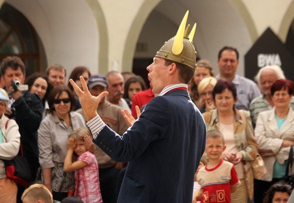 teatry-wedrujace-czarowanie-przedmiotami-ulewa-przerwane-35403