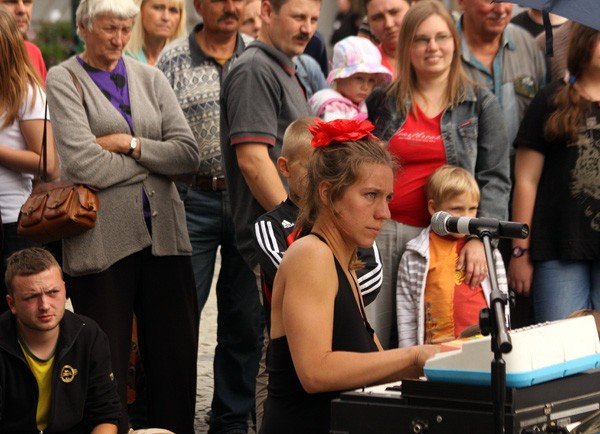 teatry-wedrujace-czarowanie-przedmiotami-ulewa-przerwane-35403