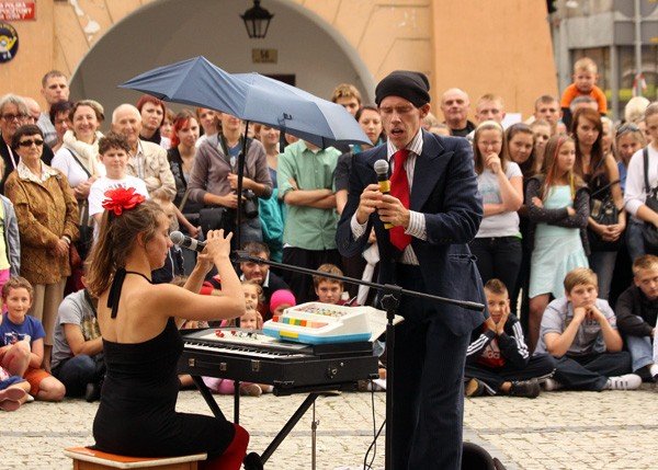 teatry-wedrujace-czarowanie-przedmiotami-ulewa-przerwane-35403