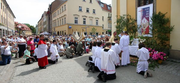 tumy-wiernych-na-ulicach-3545