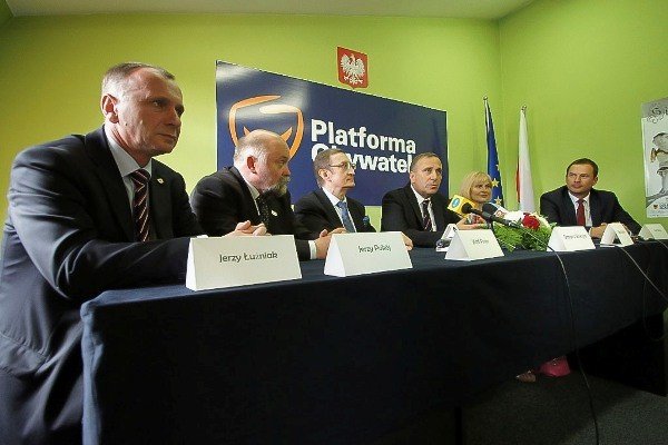 oficjaom-stao-sie-zadosc-po-konferencji-w-biurze-po-35469