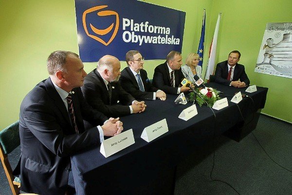 oficjaom-stao-sie-zadosc-po-konferencji-w-biurze-po-35469