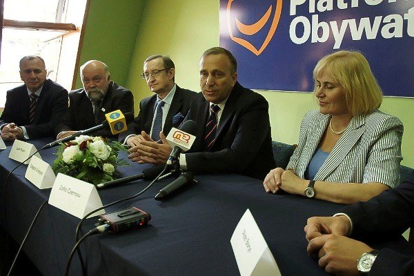 oficjaom-stao-sie-zadosc-po-konferencji-w-biurze-po-35469