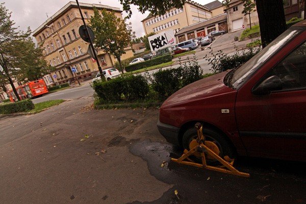 auta-na-chodnikach-szpeca-i-blokuja-35481