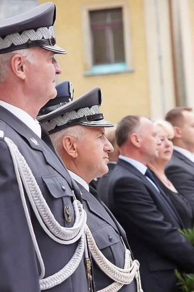 naprzod-marsz-a-potem-odsoniecie-pomnika-35502
