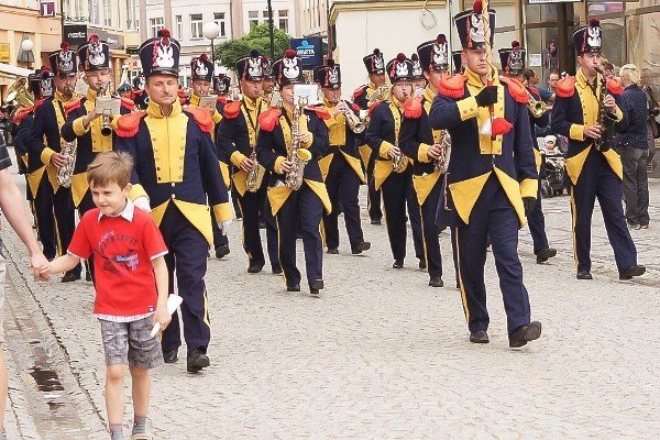 naprzod-marsz-a-potem-odsoniecie-pomnika-35502