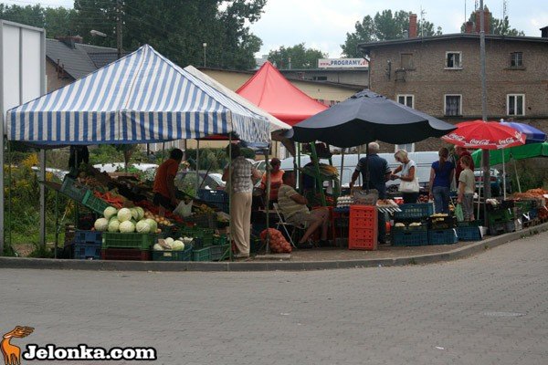 kupcy-walcza-o-czystosc-przy-targowisku-35555