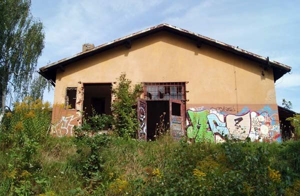 w-byych-koszarach-kwitnie-alternatywne-zycie-35869