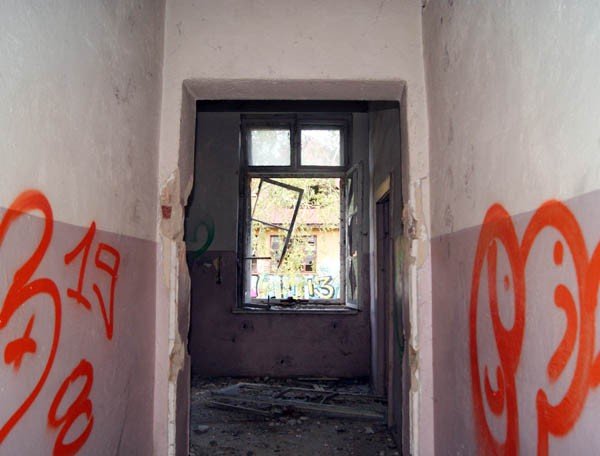 w-byych-koszarach-kwitnie-alternatywne-zycie-35869