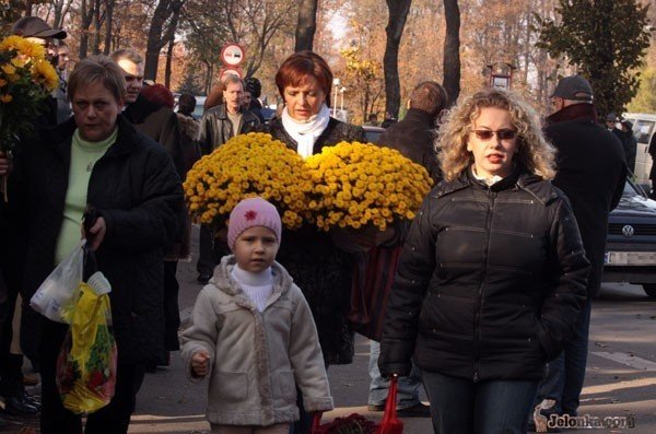 Jeszcze przed Zaduszkami będzie można bezpiecznie przejść przez pasy przy starej nekropolii.
