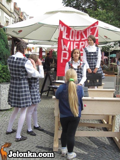 kamyk-z-jeleniej-gory-w-rynku-w-klimatach-misia-35945