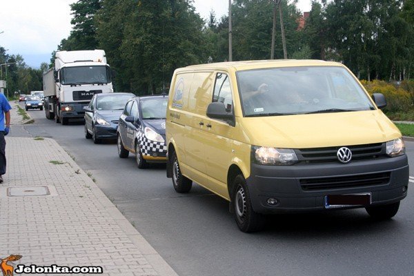 zadaja-bezpiecznego-przejscia-przez-ruchliwa-trojke-35953