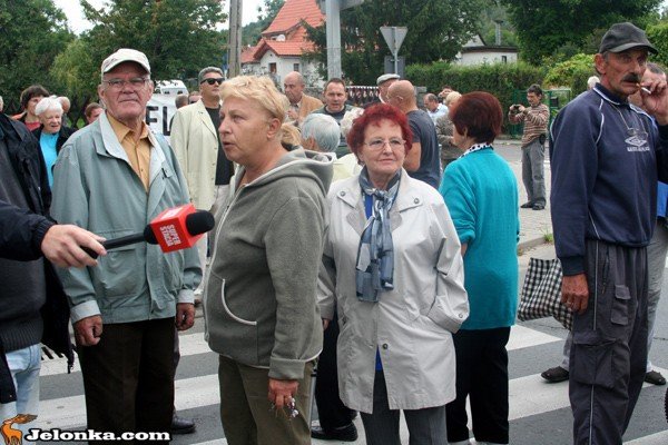 zadaja-bezpiecznego-przejscia-przez-ruchliwa-trojke-35953
