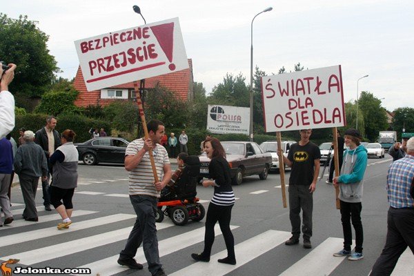 zadaja-bezpiecznego-przejscia-przez-ruchliwa-trojke-35953