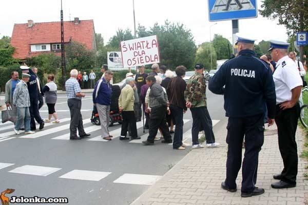 zadaja-bezpiecznego-przejscia-przez-ruchliwa-trojke-35953