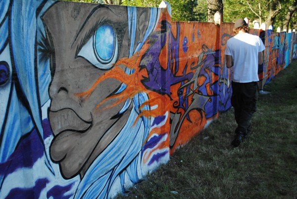 mur-stadionu-w-barwach-graffiti-w-kowarach-36009