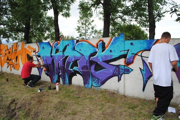 mur-stadionu-w-barwach-graffiti-w-kowarach-36009