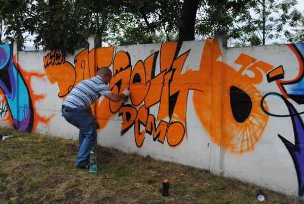 mur-stadionu-w-barwach-graffiti-w-kowarach-36009