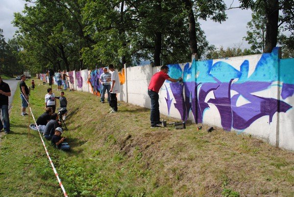 mur-stadionu-w-barwach-graffiti-w-kowarach-36009