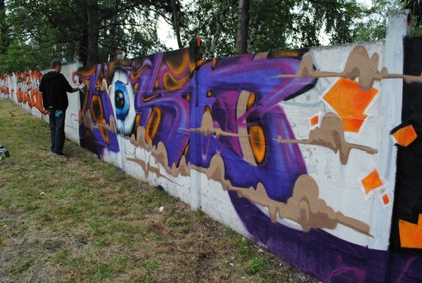 mur-stadionu-w-barwach-graffiti-w-kowarach-36009