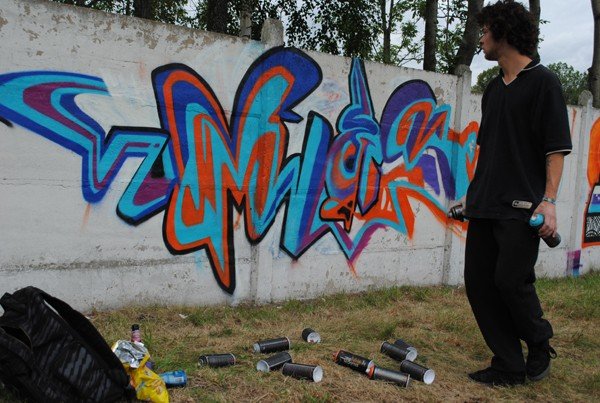 mur-stadionu-w-barwach-graffiti-w-kowarach-36009