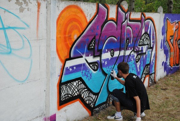 mur-stadionu-w-barwach-graffiti-w-kowarach-36009