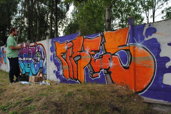 mur-stadionu-w-barwach-graffiti-w-kowarach-36009