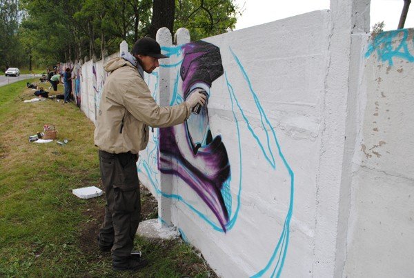 mur-stadionu-w-barwach-graffiti-w-kowarach-36009