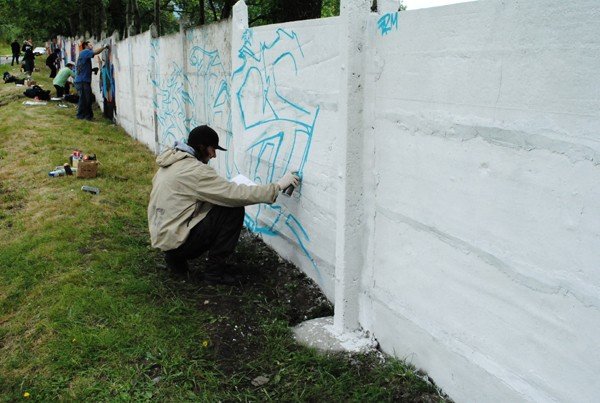 mur-stadionu-w-barwach-graffiti-w-kowarach-36009