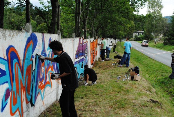 mur-stadionu-w-barwach-graffiti-w-kowarach-36009