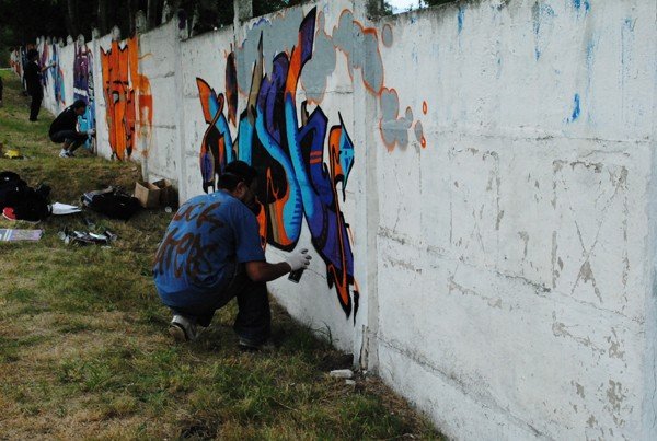 mur-stadionu-w-barwach-graffiti-w-kowarach-36009