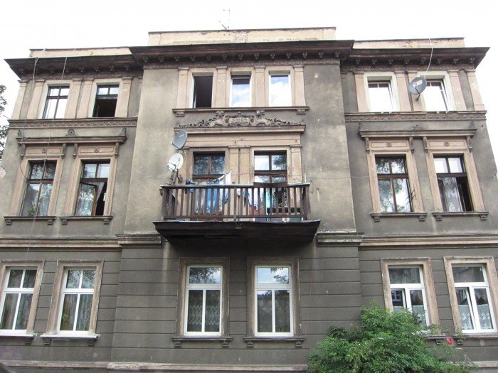 zabytek-popada-w-ruine-a-ludzie-w-nim-mieszkaja-36022