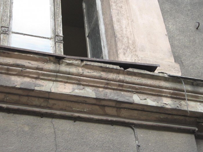 zabytek-popada-w-ruine-a-ludzie-w-nim-mieszkaja-36022