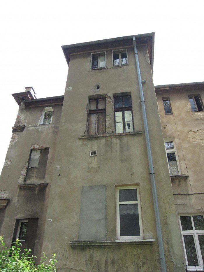 zabytek-popada-w-ruine-a-ludzie-w-nim-mieszkaja-36022