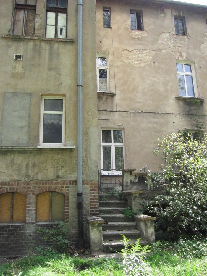 zabytek-popada-w-ruine-a-ludzie-w-nim-mieszkaja-36022