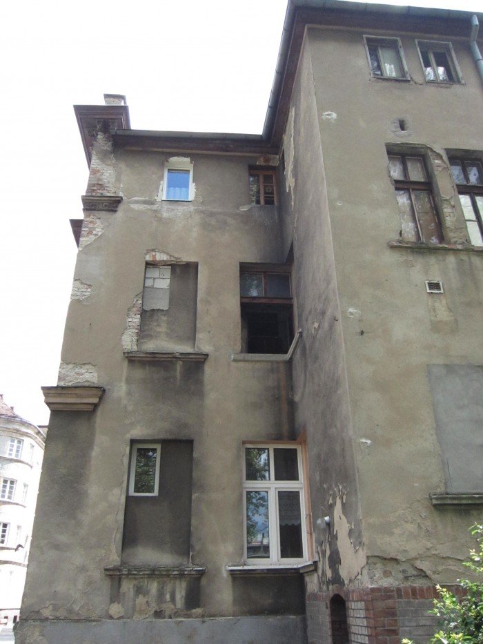 zabytek-popada-w-ruine-a-ludzie-w-nim-mieszkaja-36022