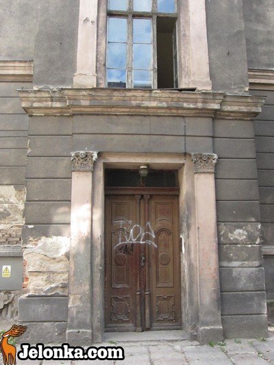 zabytek-popada-w-ruine-a-ludzie-w-nim-mieszkaja-36022
