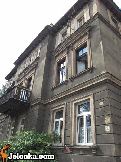 zabytek-popada-w-ruine-a-ludzie-w-nim-mieszkaja-36022